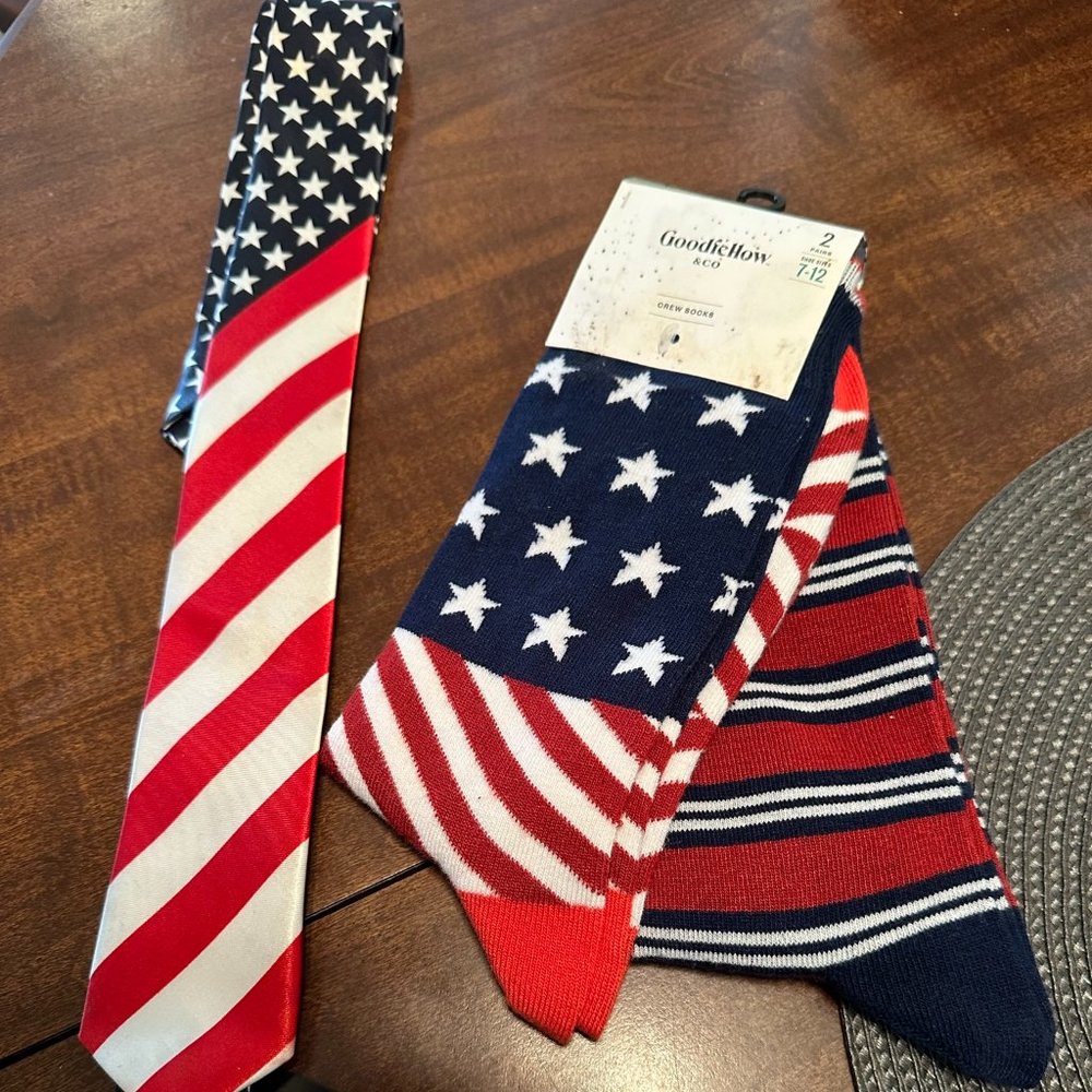 USA Theme Men’s Socks and Tie Set.